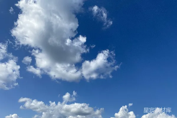 高清摄影 一群人在云彩蓝色天空下的海滩上站立。