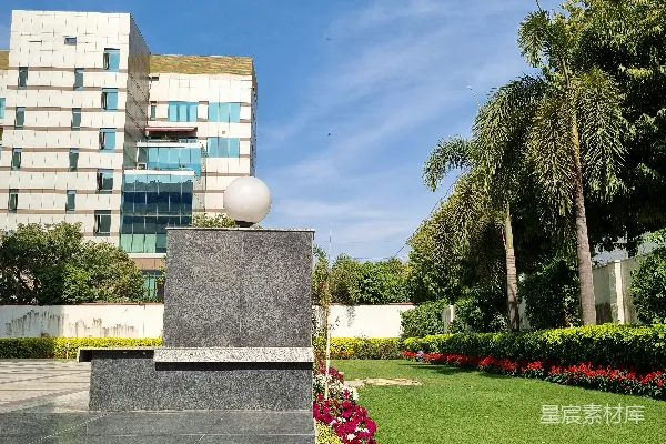 高清摄影 公园中一座纪念碑，背景是建筑。