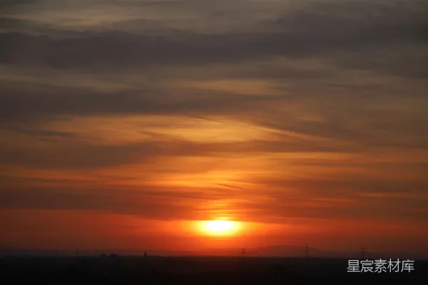 高清摄影 夕阳西下，城市的天际线。
