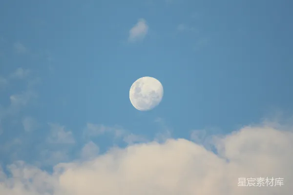 高清摄影 满月在蓝天白云间
