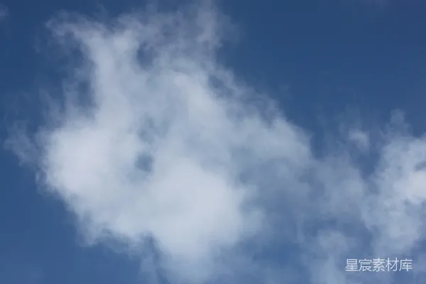 高清摄影 一架飞机穿越一片蓝色的云层天空