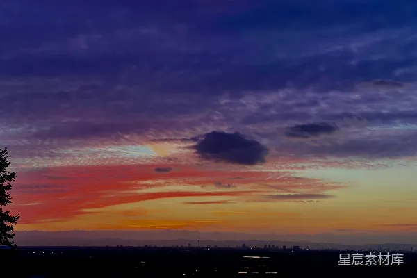 高清摄影 夕阳下的云彩和前景中的树木