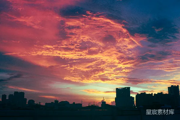 高清摄影 夕阳映照在城市的天际线上。