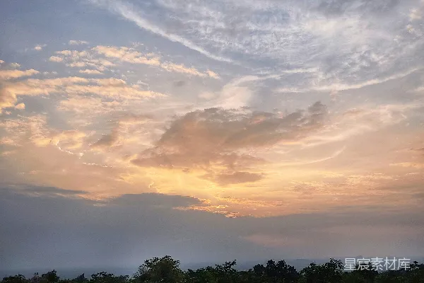 高清摄影 夕阳西下在一片草地之上