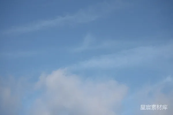 高清摄影 高空飞行的一架飞机与云朵共存。