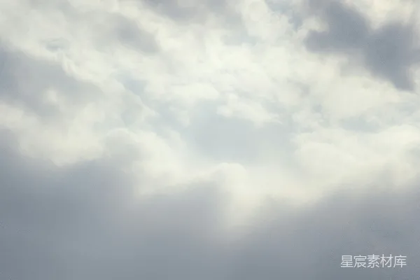 高清摄影 阴天但有阳光的天空。