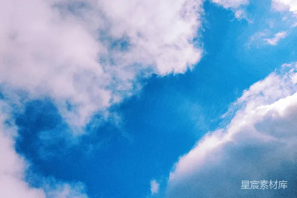 高清摄影 一架飞机穿行于云层中的蔚蓝天空中