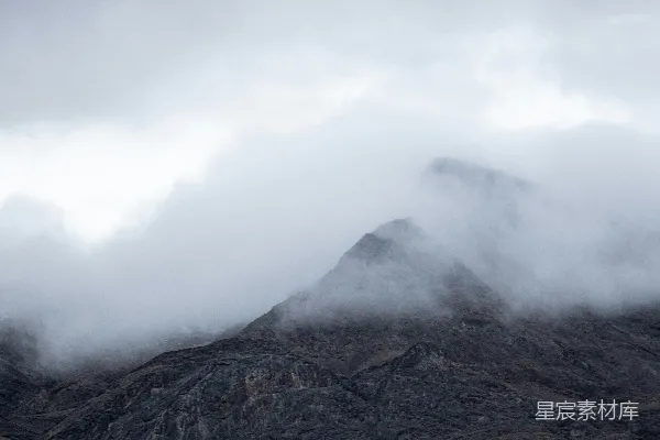 高清摄影 白云下的棕色山峦