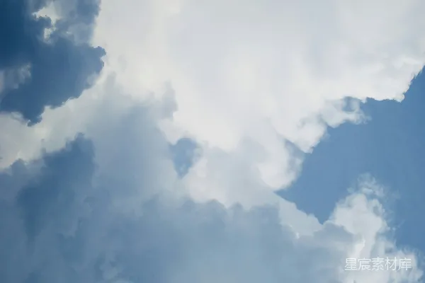 高清摄影 一架飞机穿过一片云层中的蔚蓝天空