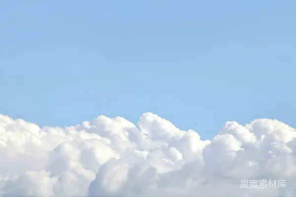 高清摄影 高空飞行的一架飞机在一些云彩之上