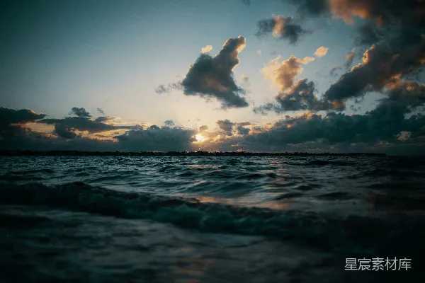 高清摄影 夕阳落下在一片水域之上