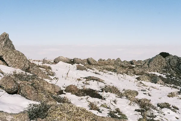 高清摄影 山顶上站立着一个男人，他周围覆盖着皑皑白雪。