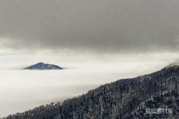 高清摄影 低矮云雾覆盖的一座山峰的景象