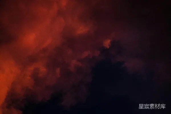 高清摄影 夜晚一架飞机穿过云层中的天空