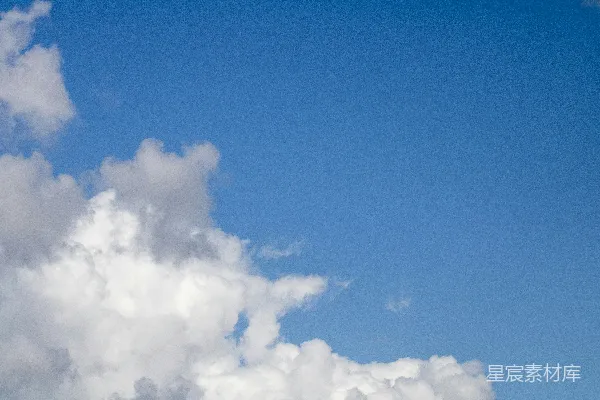 高清摄影 一架飞机在蓝天中有云的天空中飞行