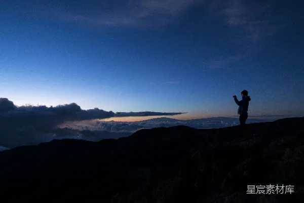 高清摄影 岩石峭壁上人的 silhouette 正在拍照