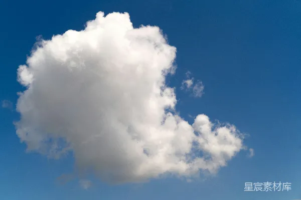 高清摄影 一朵白色的云在湛蓝的天空中漂浮。