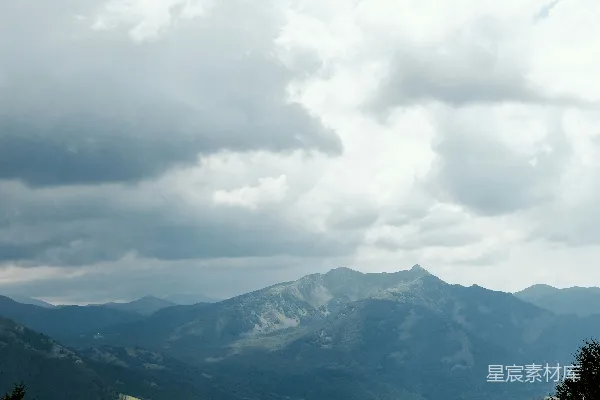 高清摄影 山峦的景色，天空中有云朵。