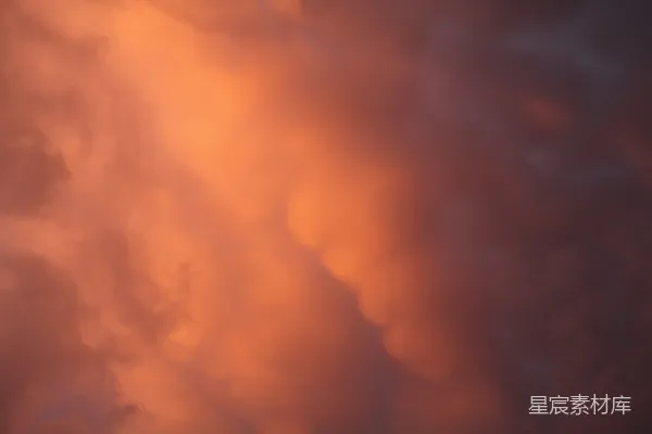 高清摄影 一架飞机在傍晚的云层中飞行。
