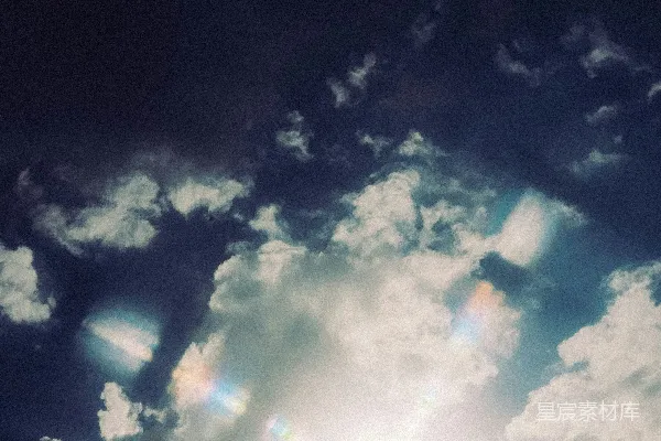 高清摄影 天空中暗淡与白色的云层间闪耀着明亮的光晕。