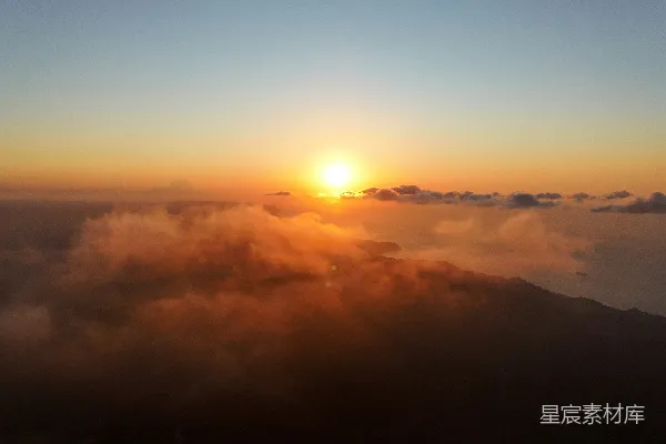 高清摄影 天边的太阳正在落入云层之中