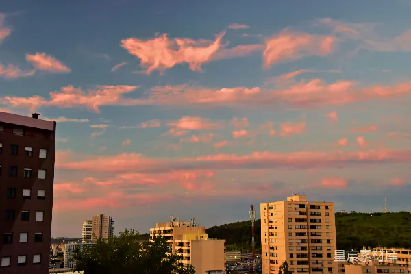高清摄影 夕阳下建筑物上的粉红色云彩