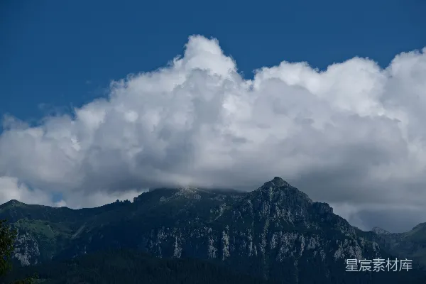 高清摄影 山峦之间的云彩美景