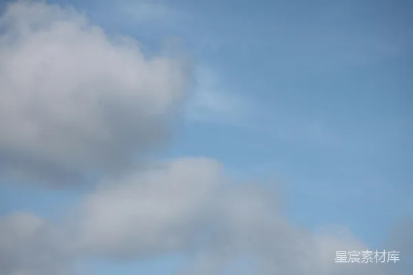 高清摄影 空中有一架飞机，周围有许多云朵。