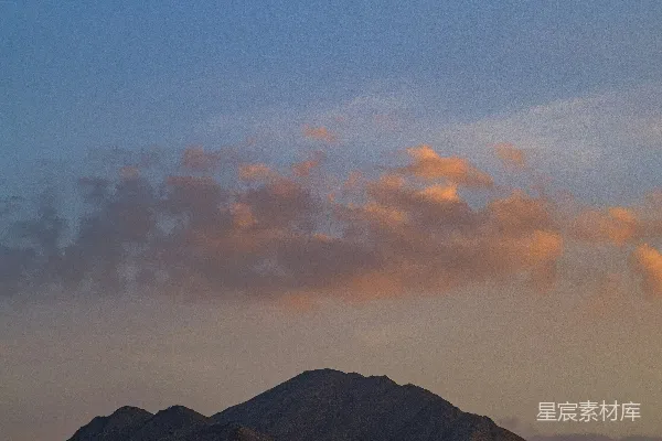 高清摄影 天空中几朵云的山峰