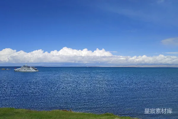 高清摄影 大型船只漂浮在一大片水域上