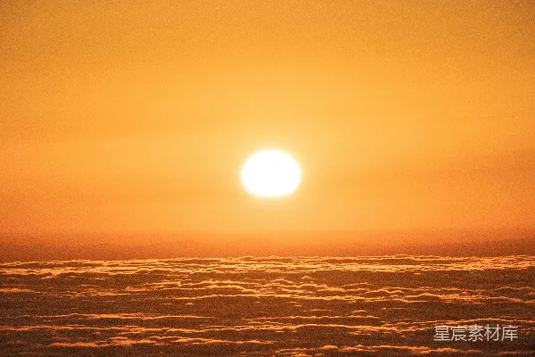 高清摄影 橙色夕阳映照在一片云层的天边。