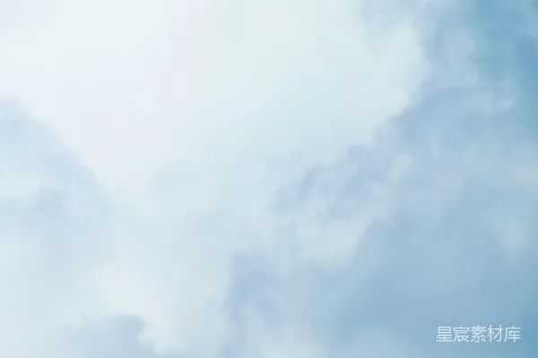 高清摄影 一架飞机在云层中穿过蔚蓝的天空