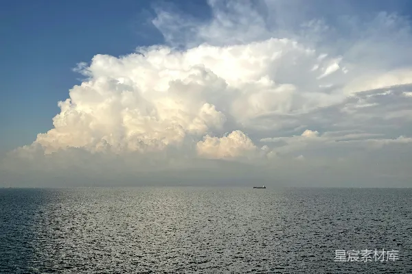 高清摄影 一片混沌天空下的大片水域
