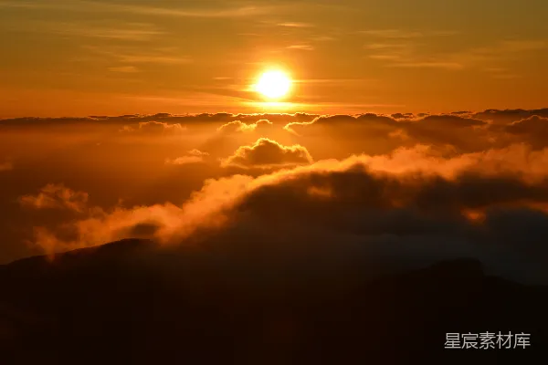 高清摄影 夕阳映照在云和山之间