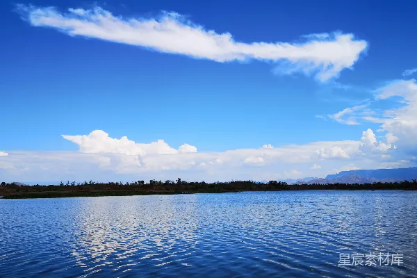 高清摄影 一片被山脉环绕的大水域