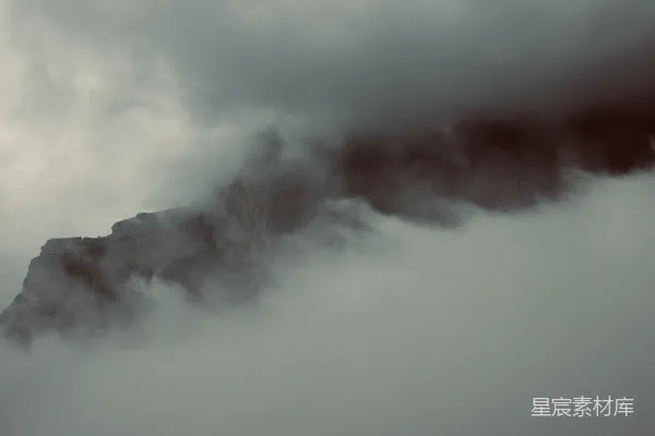 高清摄影 黑山上的白云