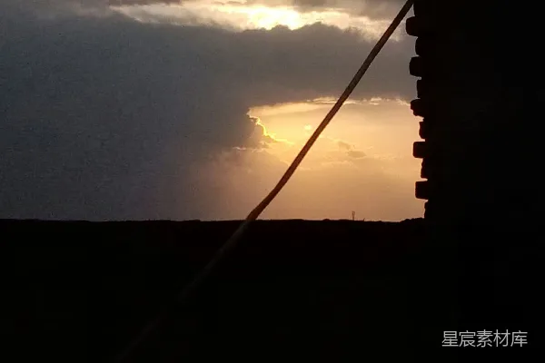 高清摄影 天边的太阳被云彩遮挡着落下去了