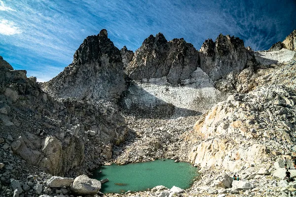 高清摄影 山中有座被岩石环绕的湖泊