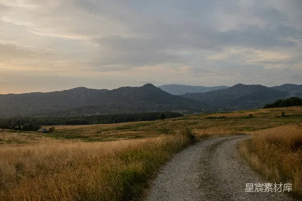 高清摄影 草地上一条泥泞的小路