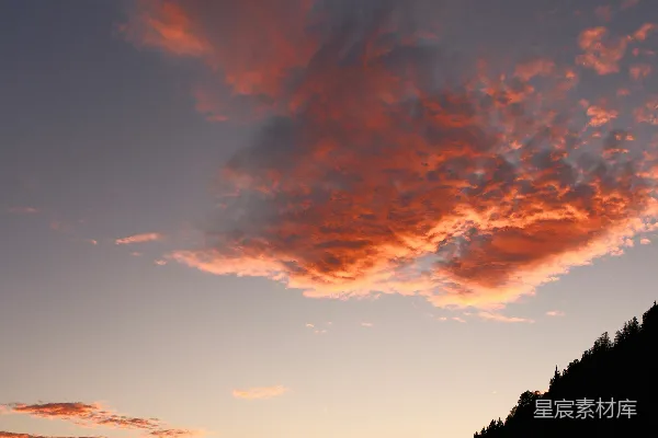 高清摄影 夕阳下的炽热云朵映衬着轮廓分明的山峰。