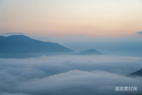 高清摄影 大山在黎明时分从云海中涌现。