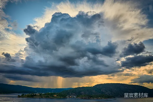 高清摄影 水面上的阴云密布 skies covered by gray clouds over a body of water