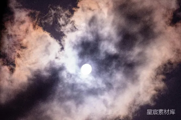 高清摄影 天空中太阳透过云层照耀着。