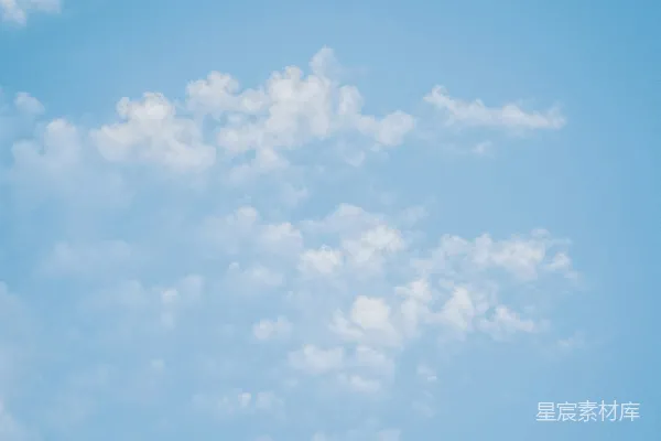 高清摄影 空中有一架飞机，周围云朵很多。