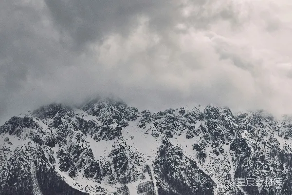高清摄影 白天云层覆盖下的雪山覆雪