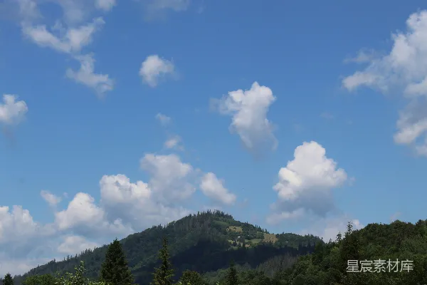 高清摄影 天空中几朵云的山峰