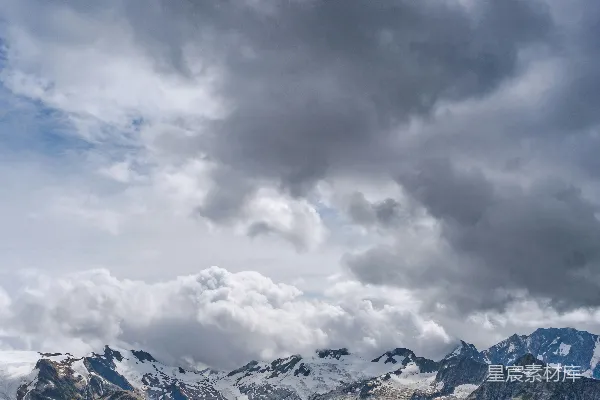 高清摄影 一片山峦景象，云雾缭绕的天空