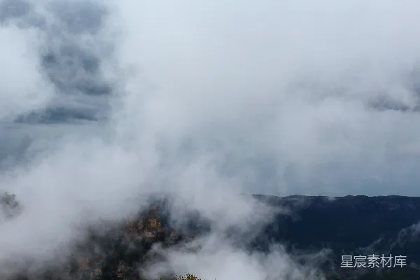 高清摄影 山峦被云层覆盖的一角