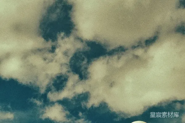 高清摄影 一个高高的白色球坐在一根金属杆的顶部