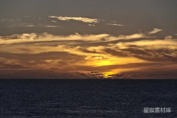 高清摄影 夕阳下的云雾缭绕的水域